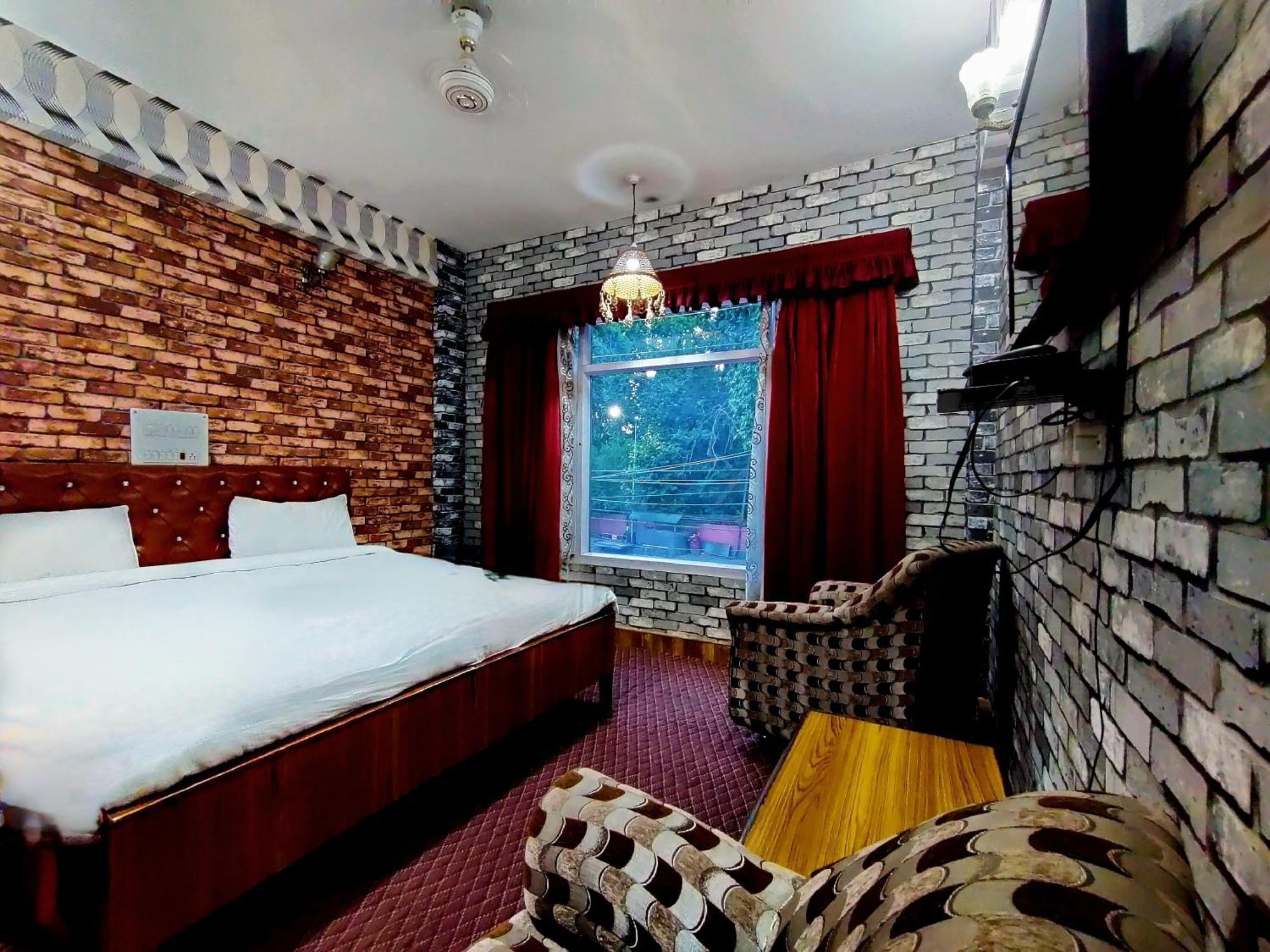 Hotel International Srinagar Exterior photo